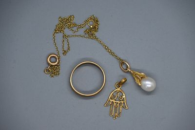 collier plaqué or orné d'une perle et d'un pendentif en forme de main de Hamsa
