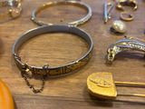 plusieurs types de bijoux différents posés sur une table