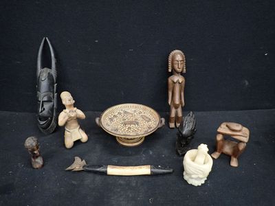 un grand nombre d'objets différents posés sur une table