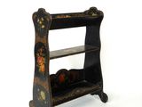 une étagère noire ornée d'un motif floral