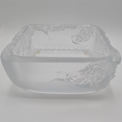 un saladier en verre transparent orné d'un motif décoratif