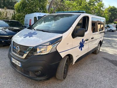 une camionnette blanche avec une étoile bleue sur le côté