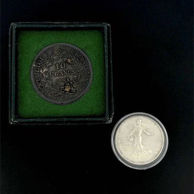une petite pièce dans une petite boîte contenant une petite pièce