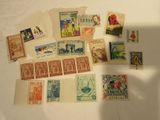 de nombreux types de timbres sur la table