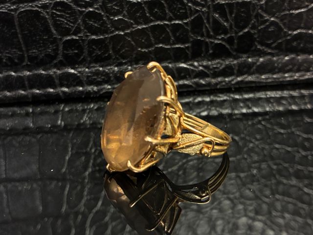 Bague en or 9 carats 375 millièmes ornée d’un cabochon fumé facet