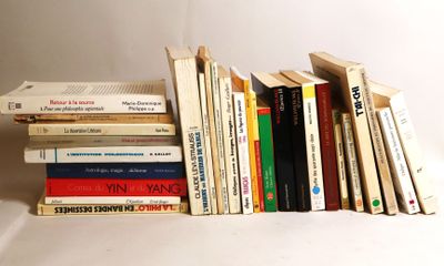 plusieurs livres empilés sur une table