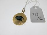 un collier en or auquel est suspendu un œil bleu