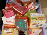 un récipient violet rempli de différents types d'aliments