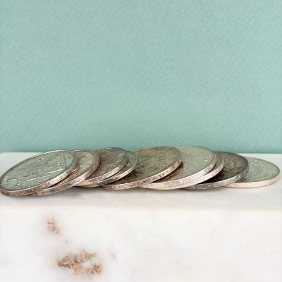 un tas de pièces posé sur un comptoir en marbre