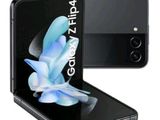 l'arrière d'un téléphone Samsung Galaxy Fold noir, avec une fleur bleue sur l'écran