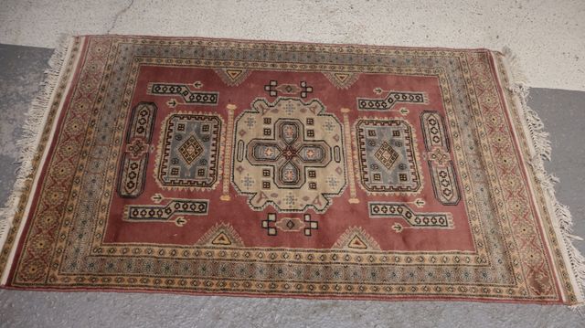 Tapis d’Orient, fait main en laine. A nettoyer. 146 X 78 cm