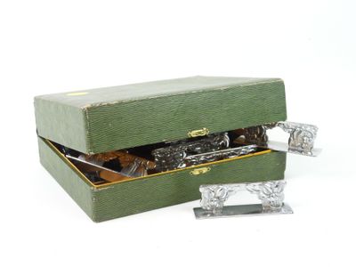 une boîte verte contenant une sorte de verre