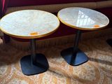 deux tables placées l'une à côté de l'autre sur le sol