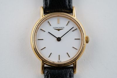 gros plan d'une montre sur une surface blanche