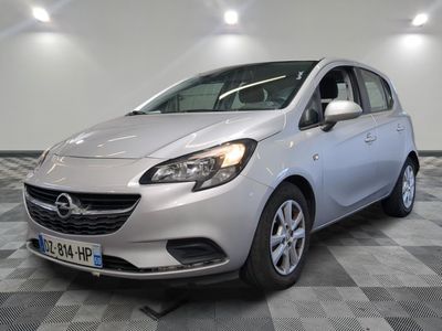 une photo d'une Opel argentée garée dans un garage