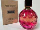 le flacon de parfum se trouve à côté de la boîte sur la table