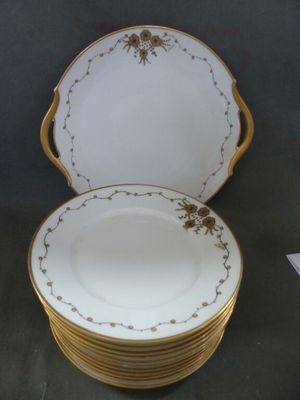 LIMOGES France 12 assiettes à dessert et 1 plat à dessert en…