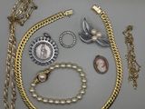beaucoup de bijoux en or et en argent sur une table