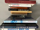 plusieurs livres empilés sur une étagère