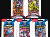 quatre paquets de cartes à collectionner Pokémon dans des emballages en plastique, sur fond noir