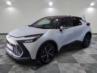 un SUV Toyota C-HR blanc garé dans un showroom