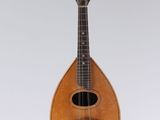 une image représentant une mandoline suspendue au plafond