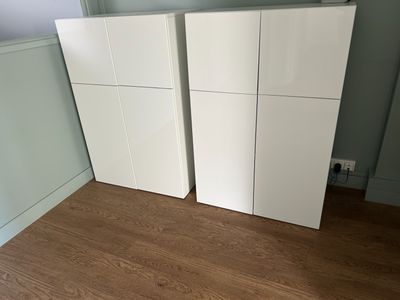 deux placards blancs dans un coin de la pièce