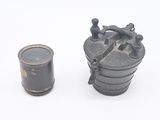 un petit objet métallique posé à côté d'une tasse