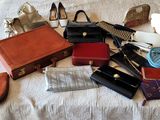 un lit sur lequel sont posés de nombreux sacs à main et chaussures