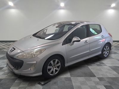 la photo d'une voiture argentée garée dans un garage