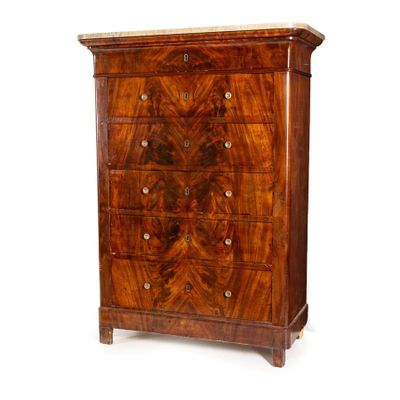 une image d'une commode avec un plateau en marbre