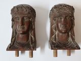 paire de sculptures en bois sculpté représentant la tête d'une femme et celle d'un homme