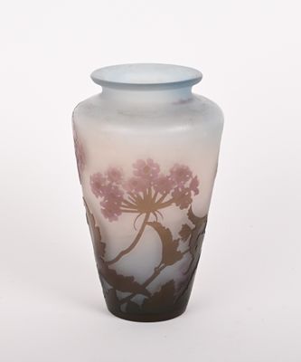 ETABLISSEMENT GALLE. Vase en verre multicouche à décor d'omb…