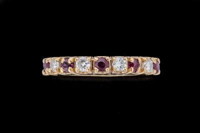 un gros plan sur une bague en or sertie de diamants et de rubis
