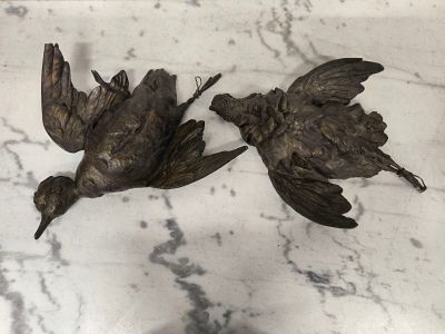 deux oiseaux posés sur une table en marbre