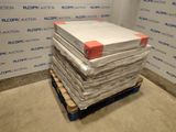 une pile de matelas posée sur une palette dans une pièce