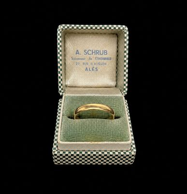 une boîte contenant une bague, sur fond noir