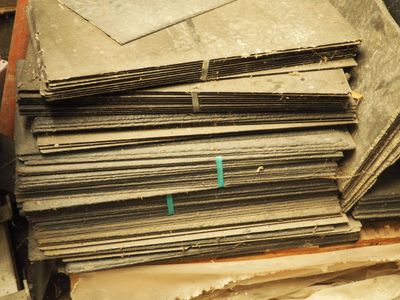 une pile de vieux papiers posée sur une table