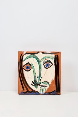 une image représentant un tableau représentant le visage d'une femme sur un fond blanc