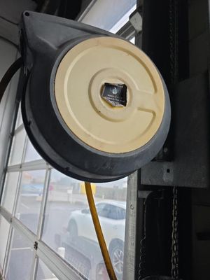 une image représentant une chaîne de commande fixée à une fenêtre