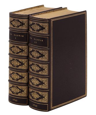 deux livres posés l'un sur l'autre sur une surface blanche