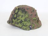 casque de camouflage sur fond blanc, avec des découpes sur le côté