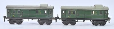 deux wagons verts placés côte à côte sur une surface blanche