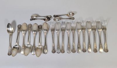 un grand nombre de cuillères et de fourchettes disposées sur la table