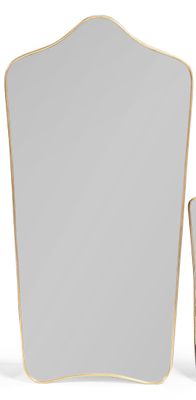 un miroir, un vase et un pied de miroir dans une pièce blanche