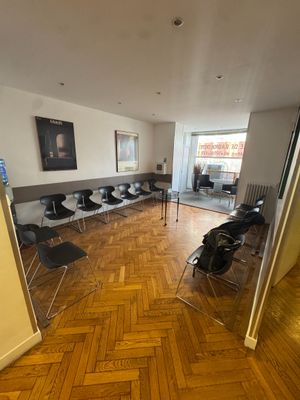 une pièce où il y a beaucoup de chaises