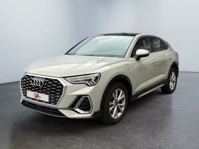 un SUV Audi blanc garé dans une pièce vide