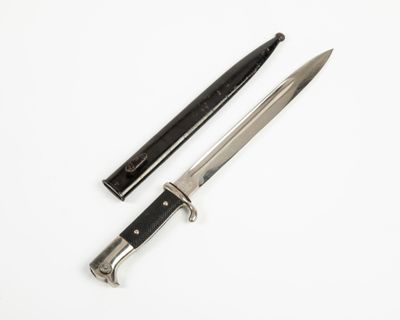 un couteau et un stylo posés sur une surface blanche