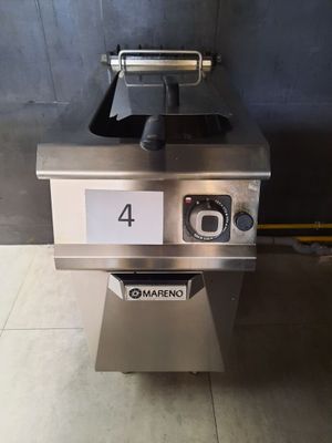 une photo d'une friteuse professionnelle à gaz équipée de quatre brûleurs