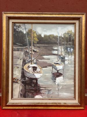 une peinture de bateaux dans l'eau près d'un mur rouge